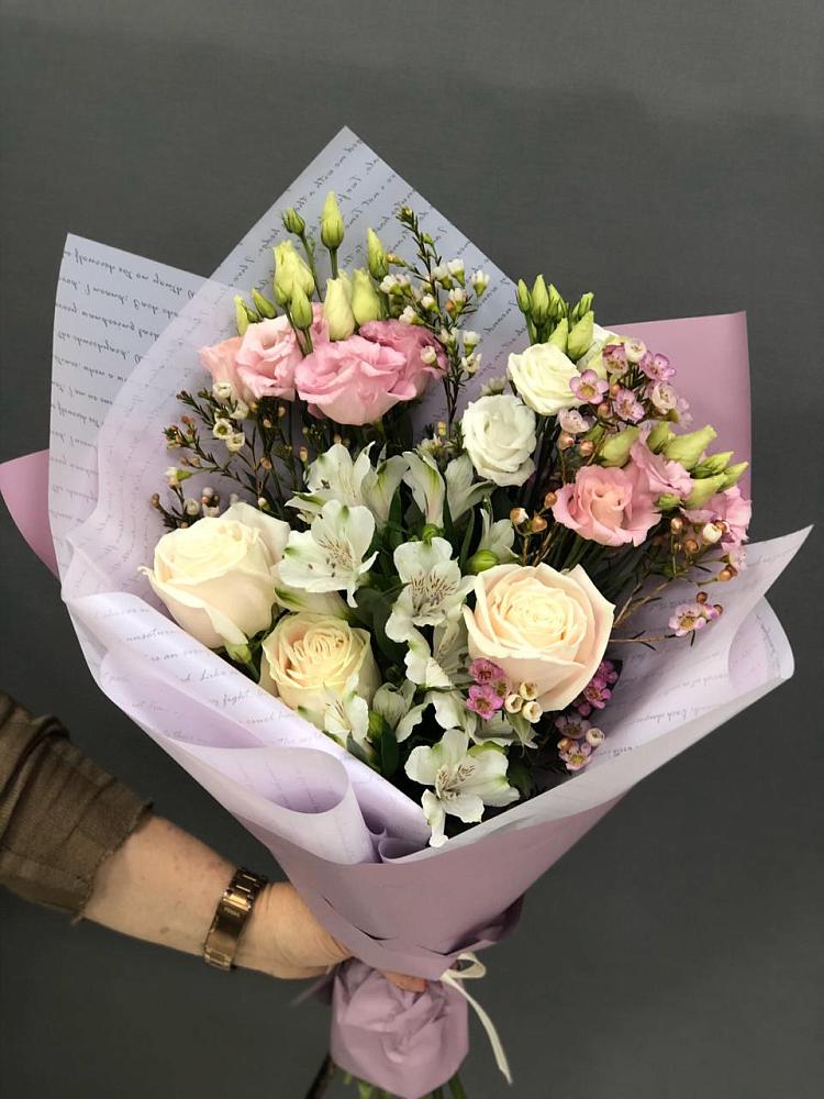 Букет цветов из: Альстромерии, Розы и Лизиантусы в Октябрьском Республики Крым