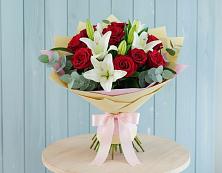 Букет цветов из:  Лилии и Розы в Октябрьском Республики Крым
