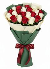 Букет Микс из красных и белых роз в Октябрьском Республики Крым