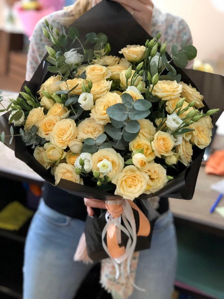 Букет цветов из: Розы и Лизиантусы в Октябрьском Республики Крым