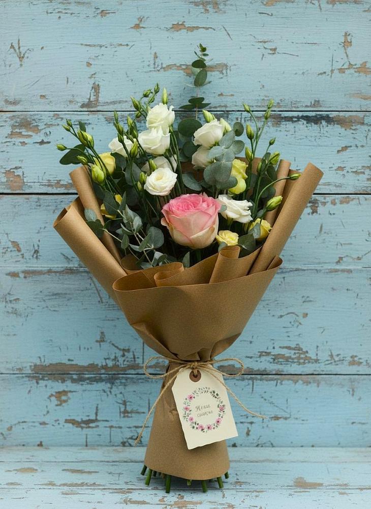 Букет цветов из: Розы и Лизиантусы в Октябрьском Республики Крым