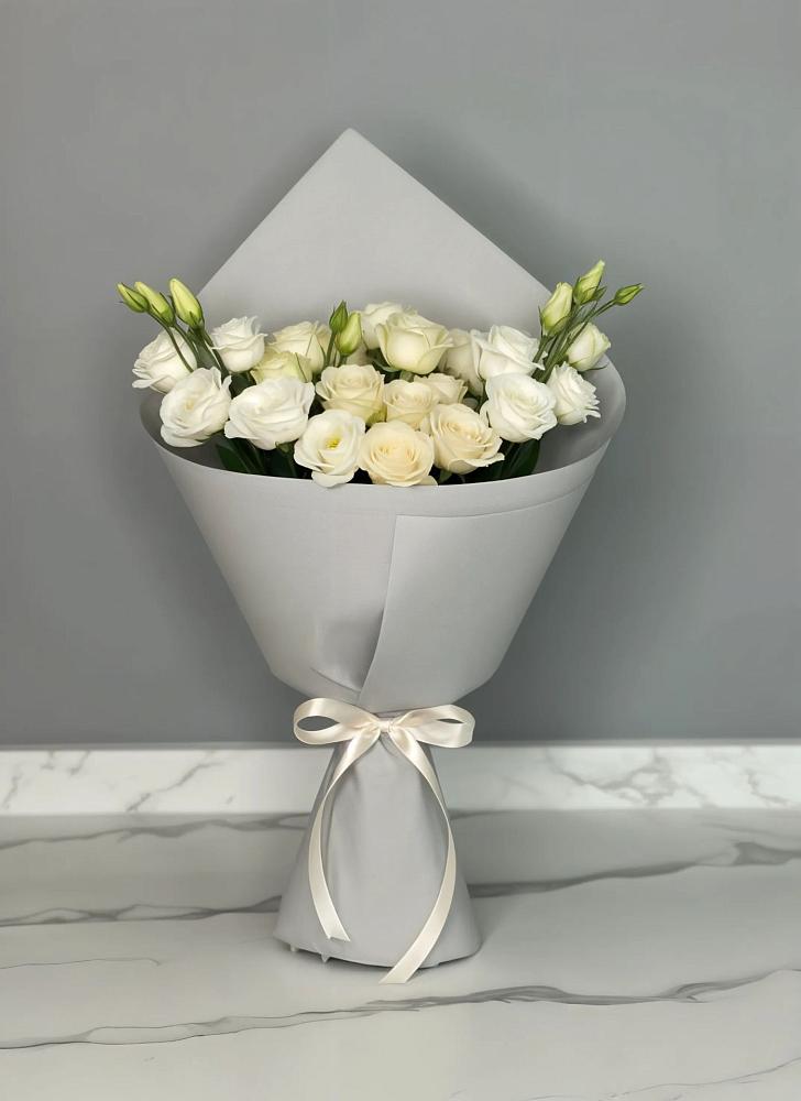 Букет цветов из: Розы и Лизиантусы в Октябрьском Республики Крым