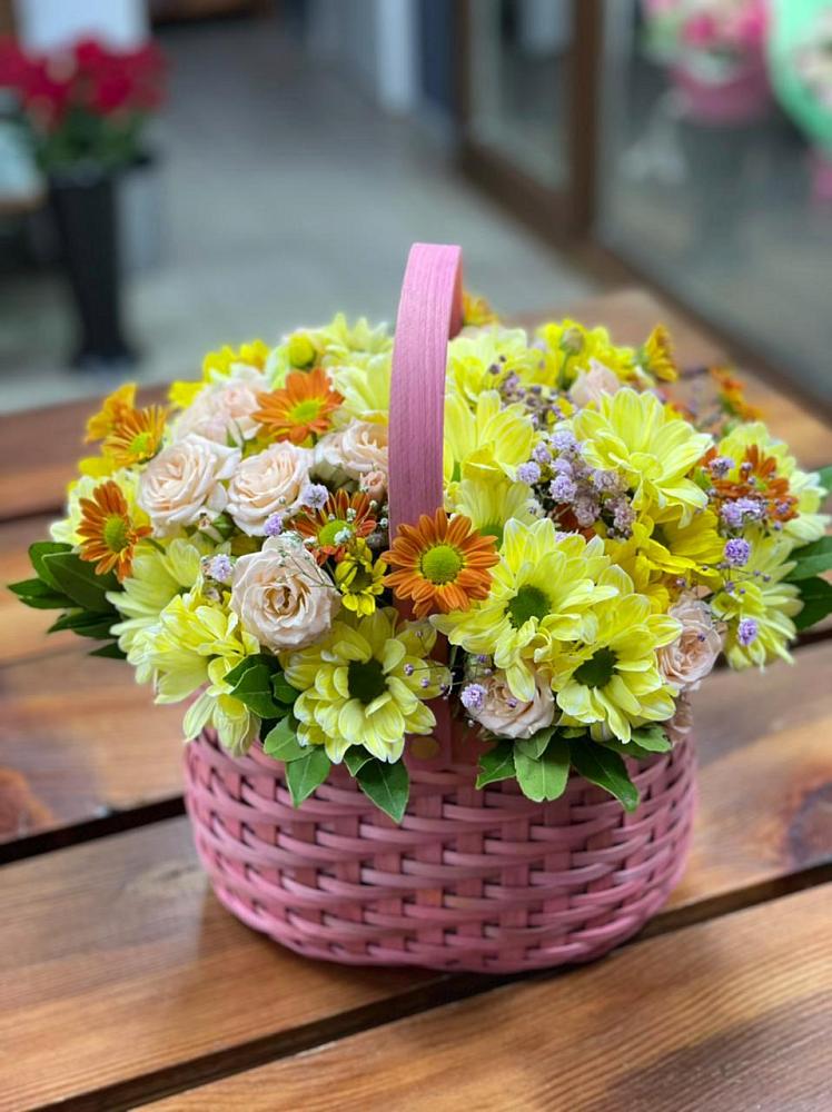 Цветочная композиция из Хризантемы и Розы в корзине в Октябрьском Республики Крым