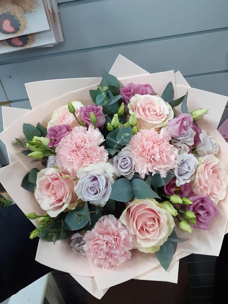 Букет цветов из: Розы, Гвоздики и Лизиантусы в Октябрьском Республики Крым