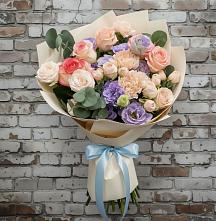 Букет цветов из:  Розы, Лизиантусы и Гвоздики в Октябрьском Республики Крым