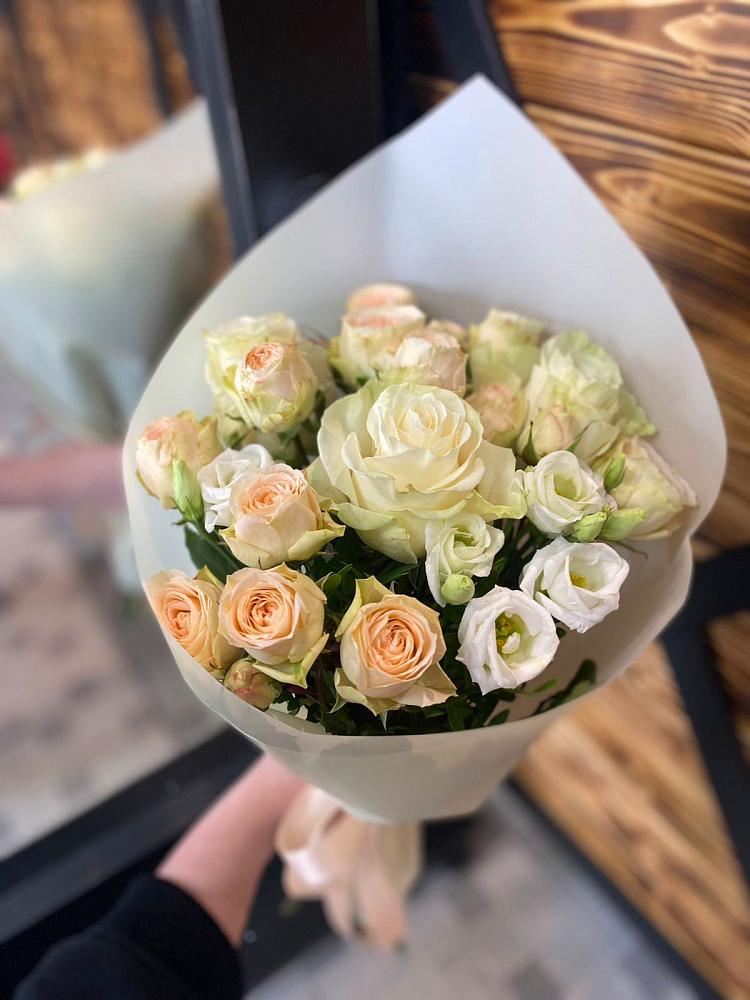 Букет цветов из: Розы и Лизиантусы в Октябрьском Республики Крым